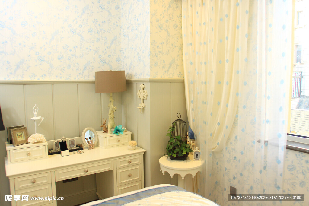 温馨卧室一角梳妆台景致