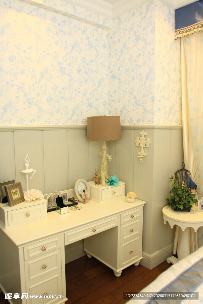 简约温馨卧室梳妆台一角