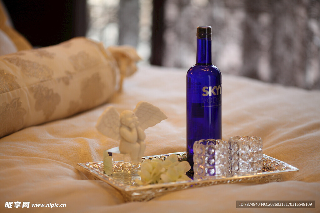 床上的精致酒具与摆件