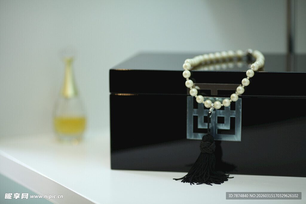 精致黑盒配流苏珍珠项链