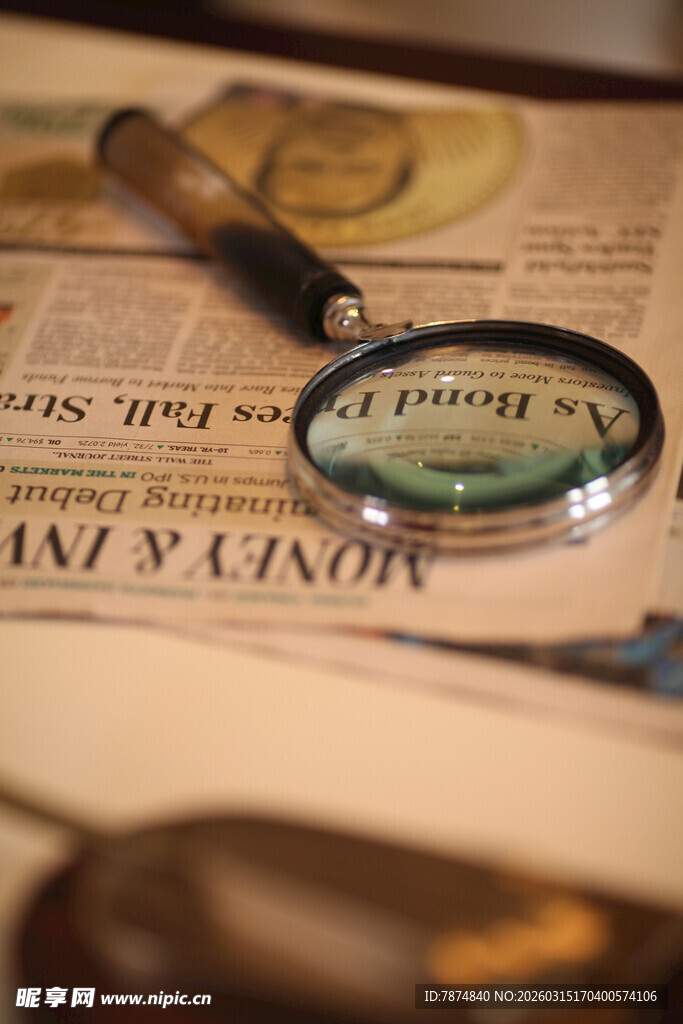 放大镜下的报纸细节