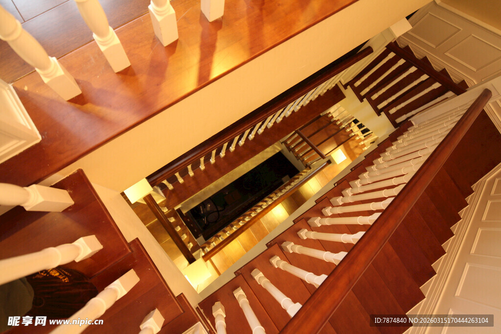 豪华实木旋转楼梯设计