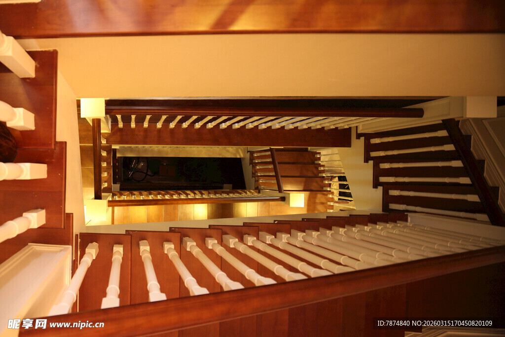 现代风格温馨木质楼梯空间