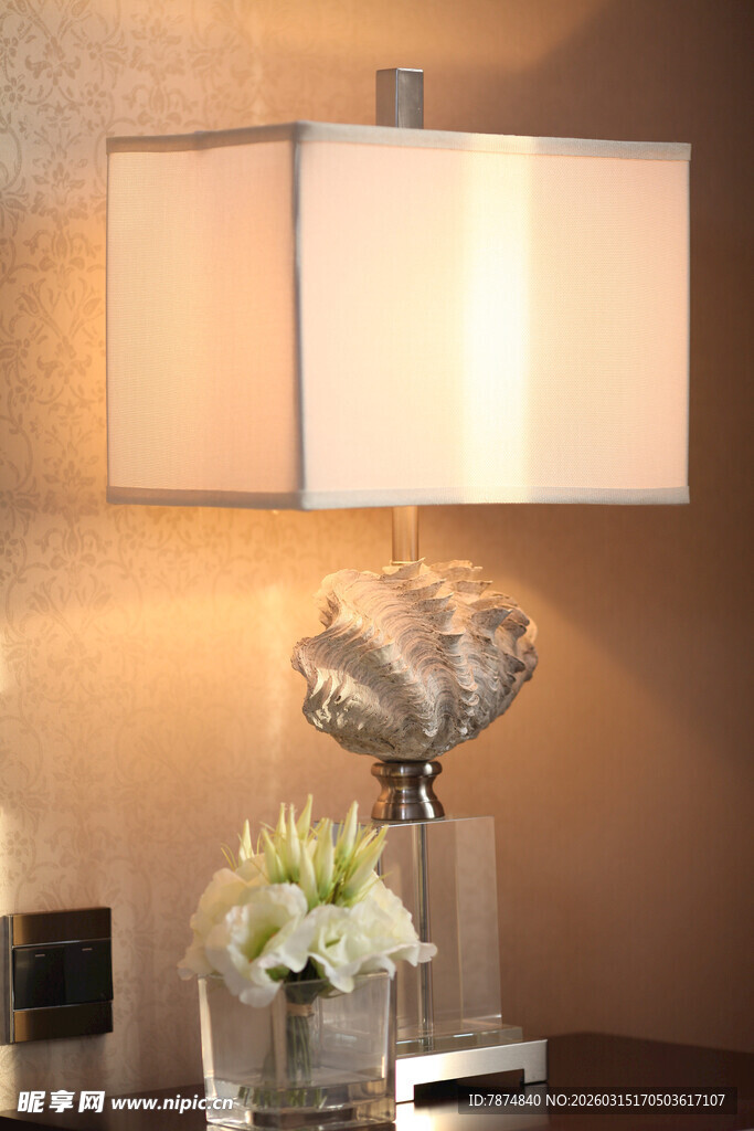 简约台灯搭配精致桌面摆件