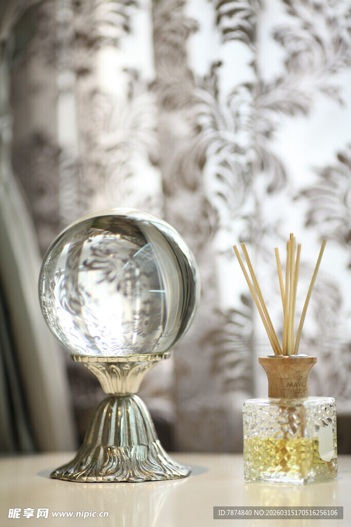 精致水晶球与香薰摆件