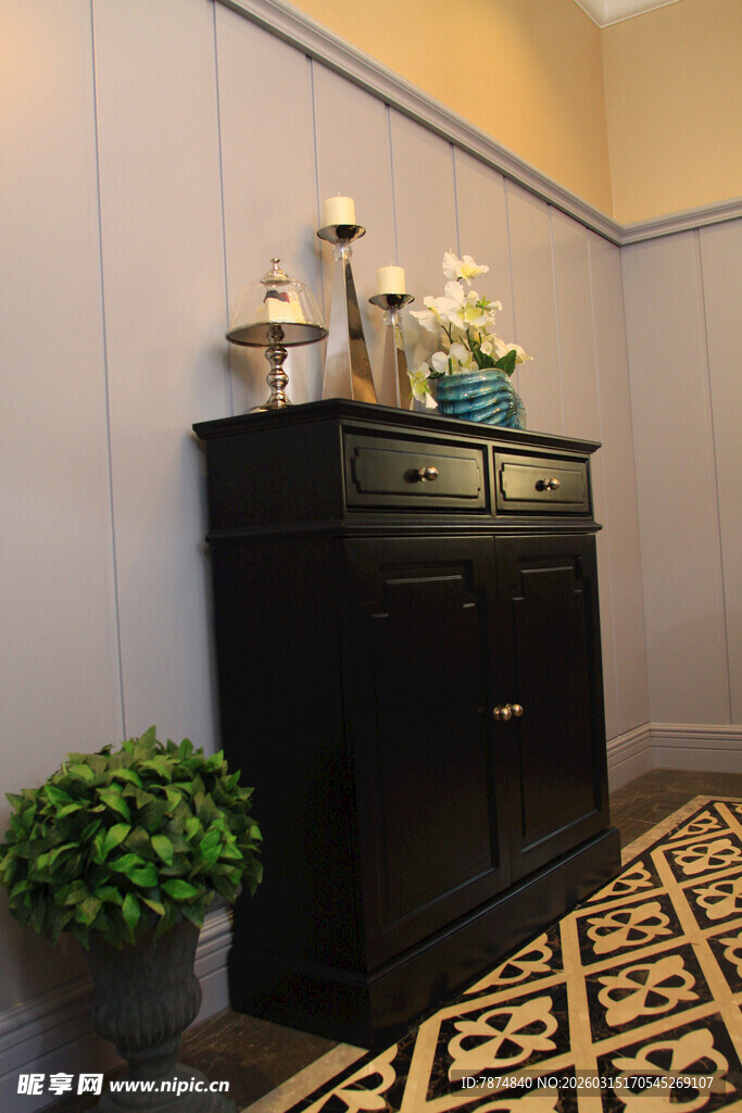 复古黑柜搭配精致摆件