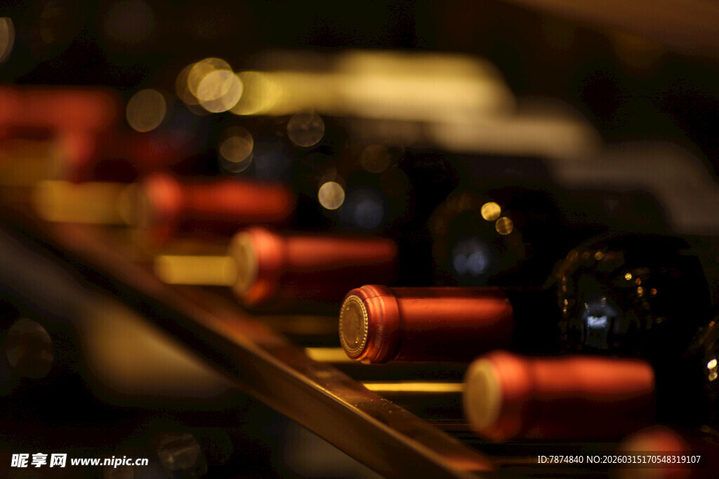 排列整齐的红酒瓶