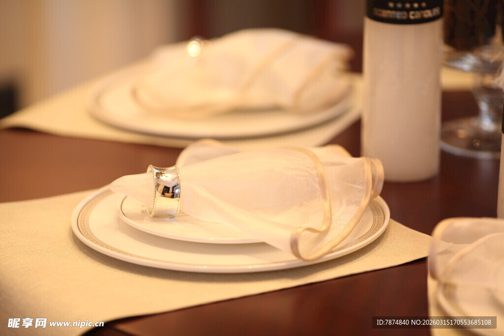 精致餐桌布置餐具特写