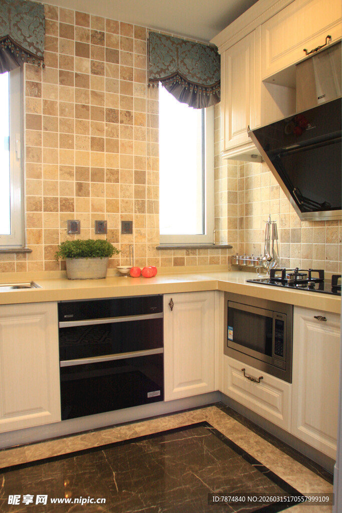 现代简约风格的温馨厨房