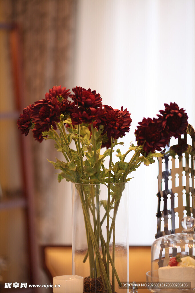 深红花朵插于透明花瓶