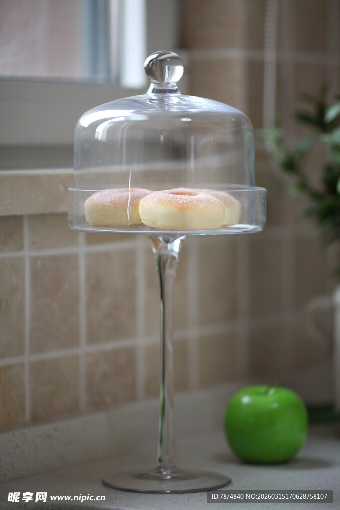 玻璃蛋糕架上的美味糕点