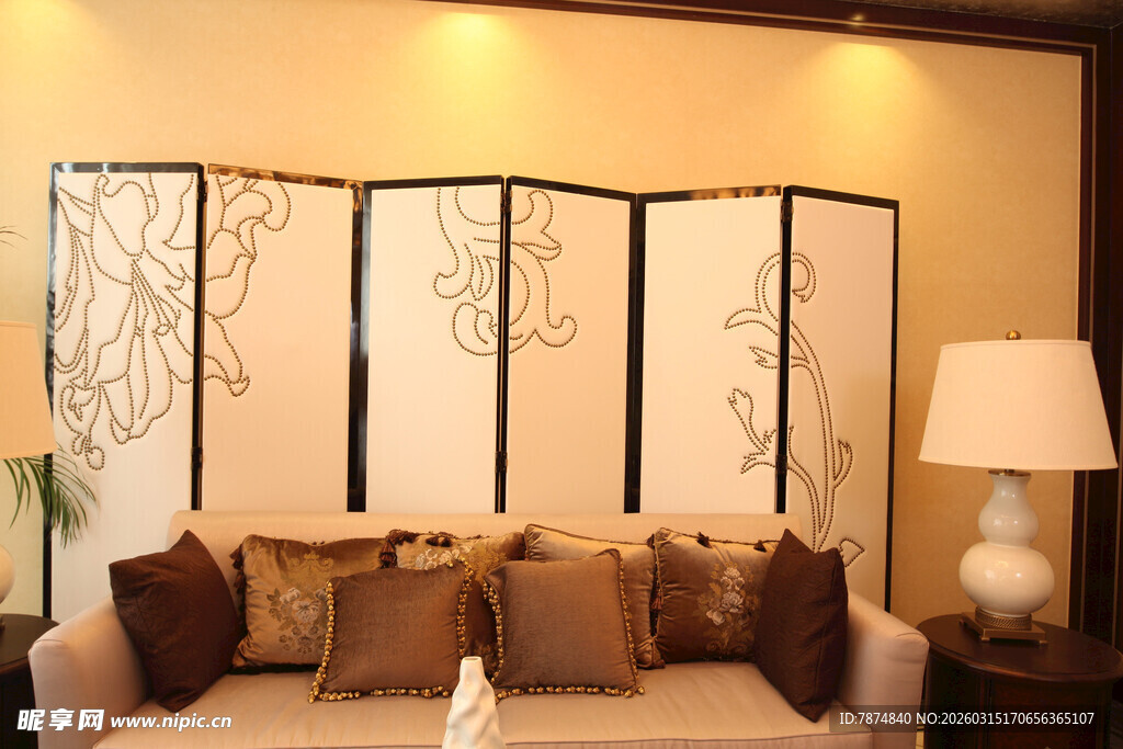 中式客厅沙发屏风装饰