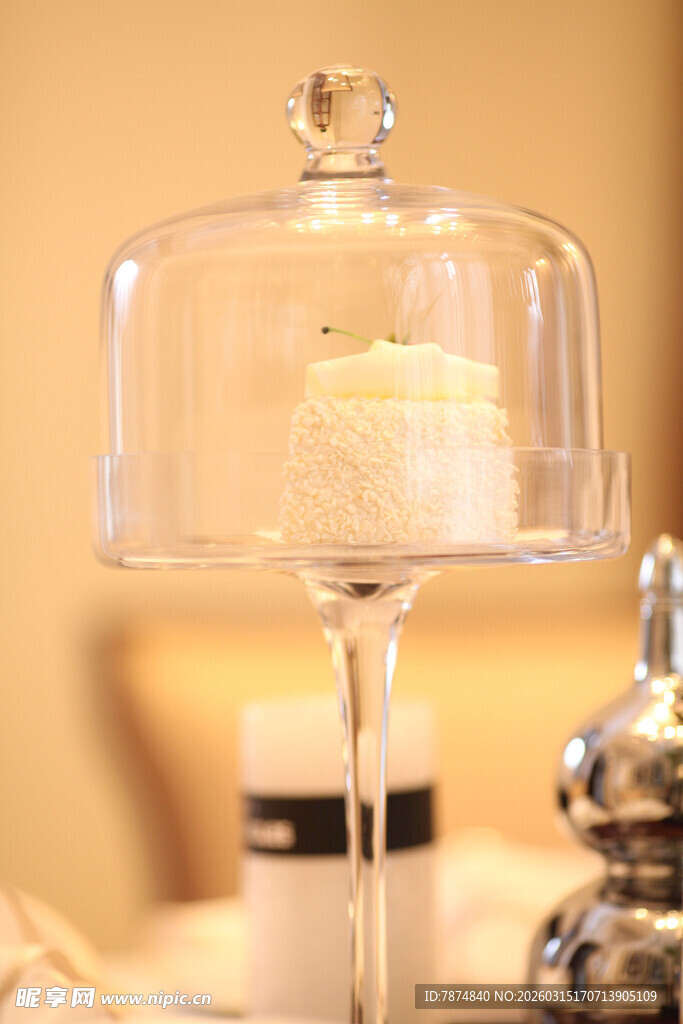 玻璃蛋糕罩下的精致糕点