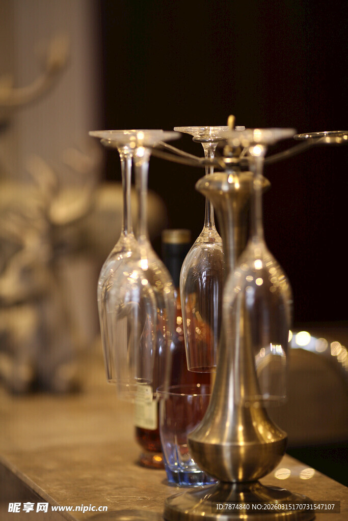 复古风格的玻璃器皿陈列