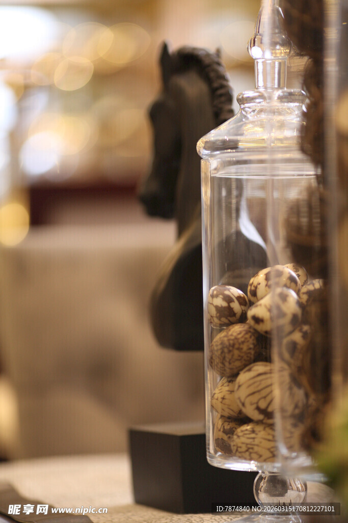 玻璃瓶中的干花摆件