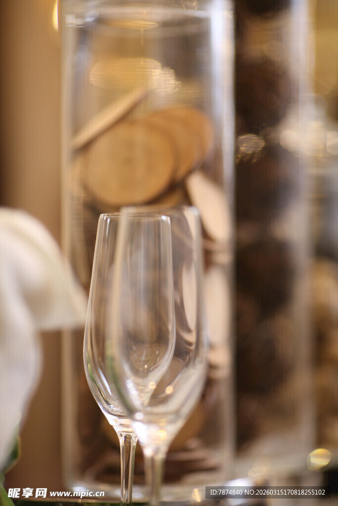 精致酒杯与原木装饰摆件