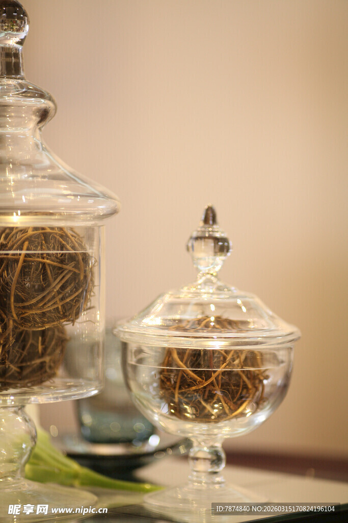 玻璃罐中的干花与绿植