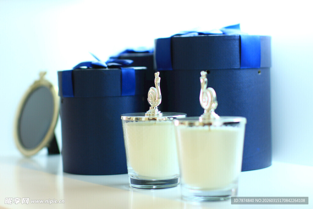 精致蓝盒配奶白色饮品