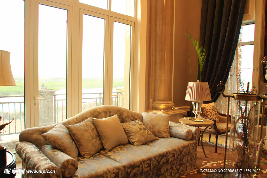 豪华客厅沙发与窗景布置