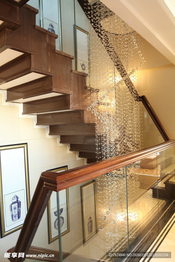 现代简约玻璃木质楼梯设计