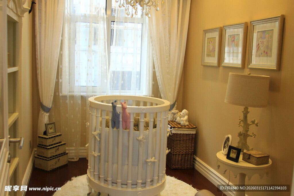 温馨婴儿房内的可爱摇篮