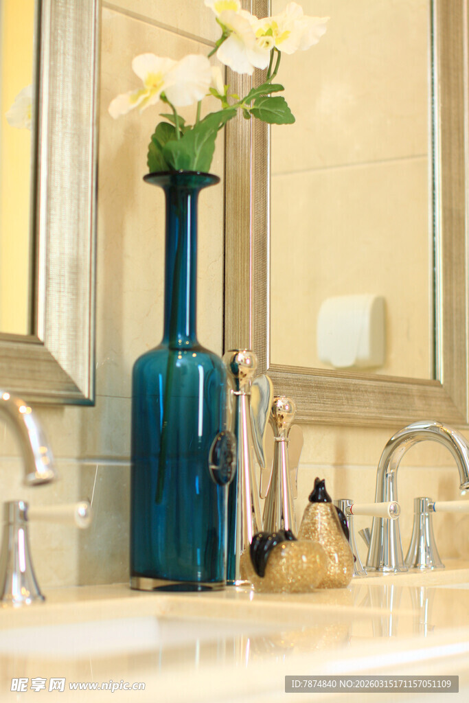蓝色花瓶装点浴室台面