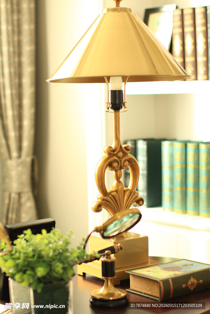 复古台灯装点温馨书房角落