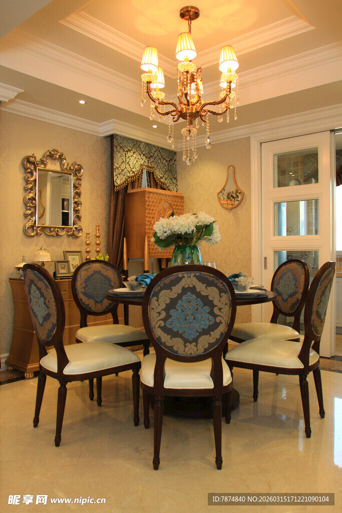 欧式奢华餐厅桌椅吊灯组合
