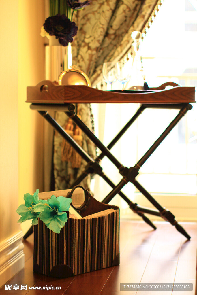 复古折叠桌搭配绿植摆件