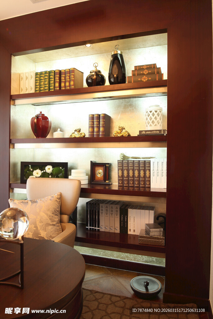 典雅书架陈列精致摆件