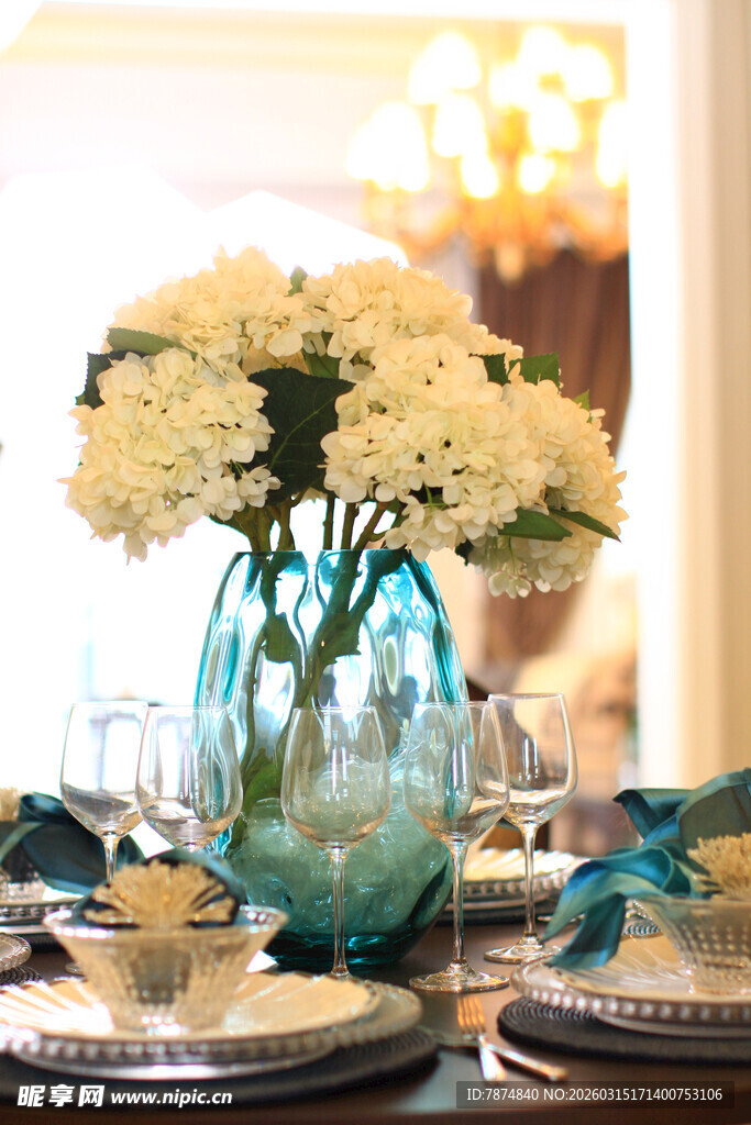 蓝花瓶中的白花餐桌布置