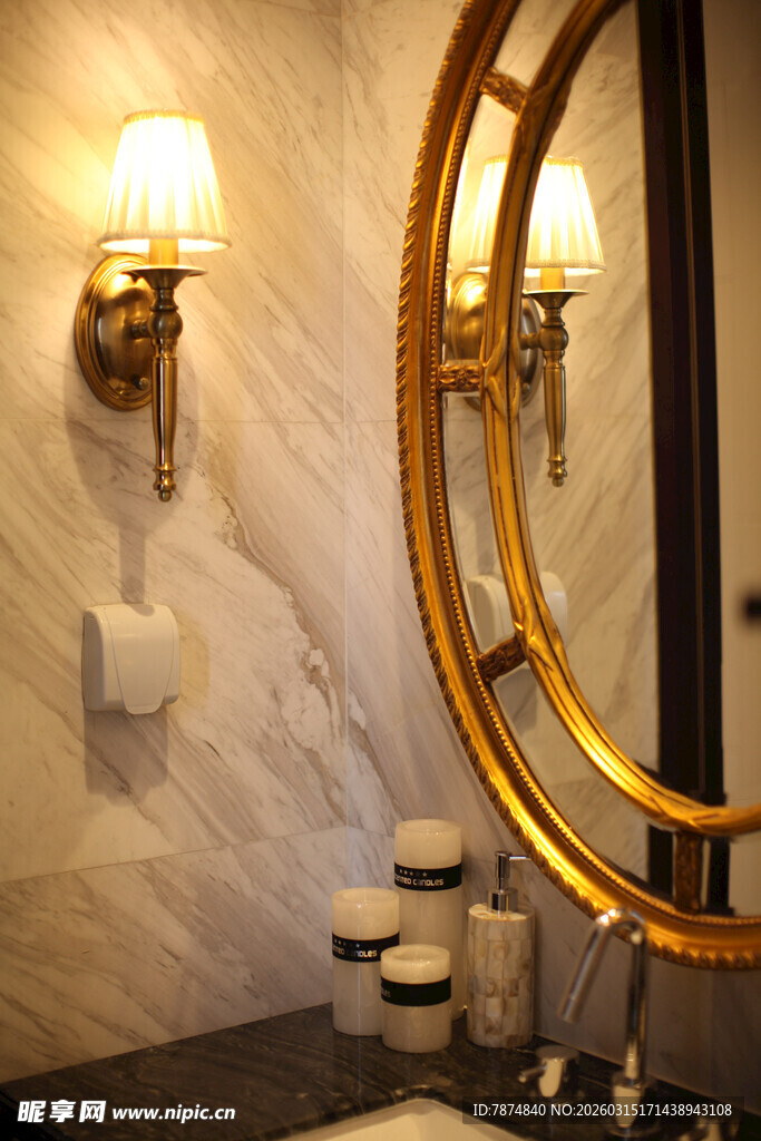 奢华金色边框浴室镜场景