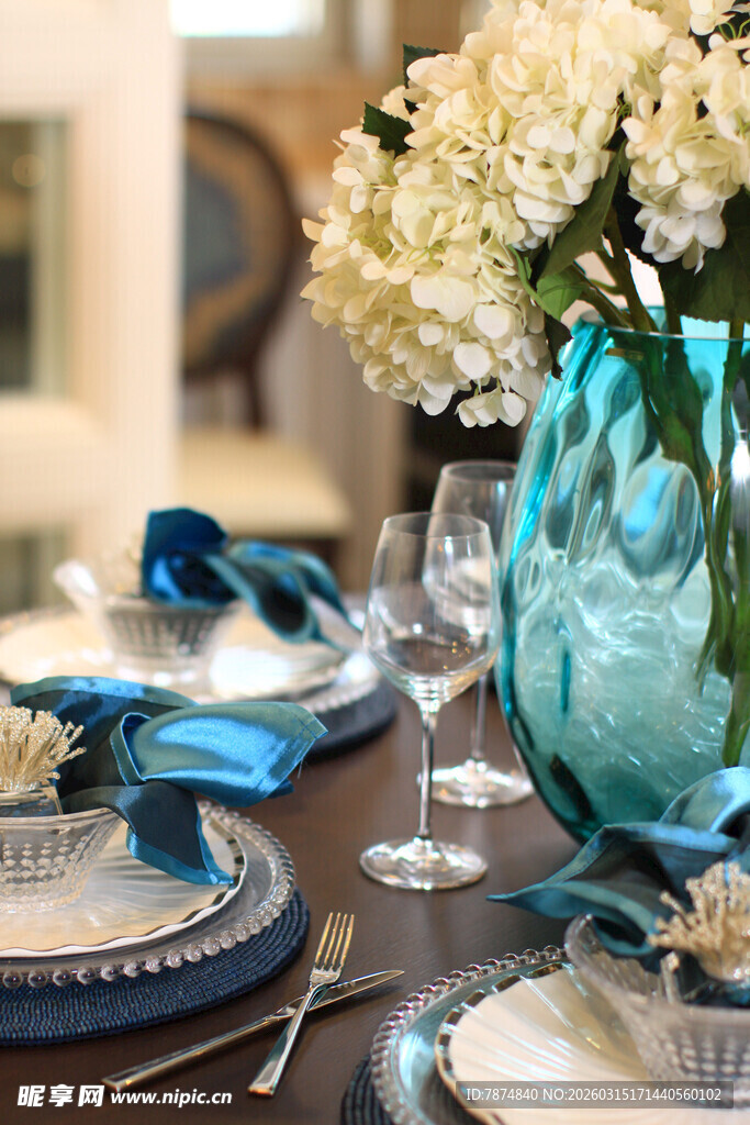 蓝花瓶装点的精致餐桌