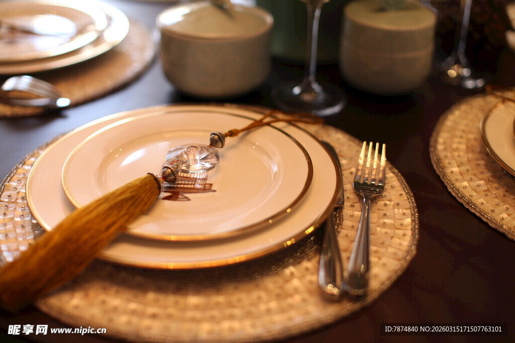 精致餐桌餐具布置