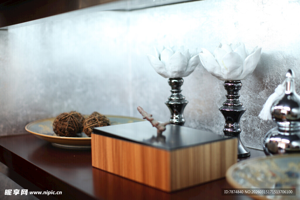 木质收纳盒与精致摆件