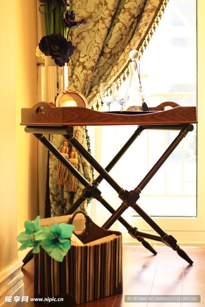 木质折叠桌搭配绿植装饰