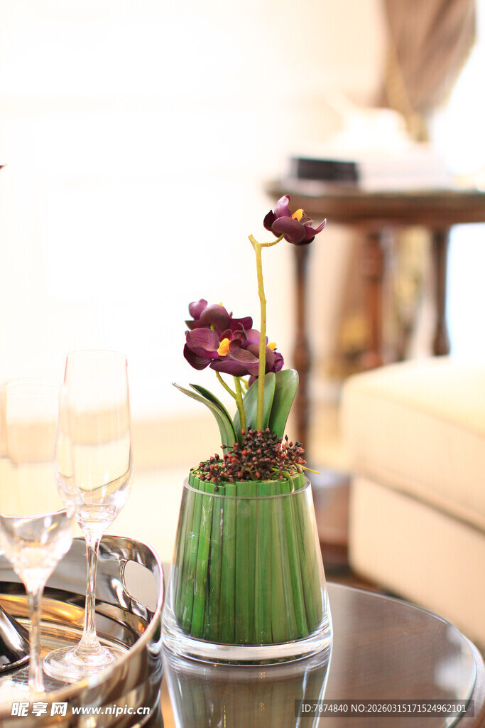 精致花瓶中的紫色花卉