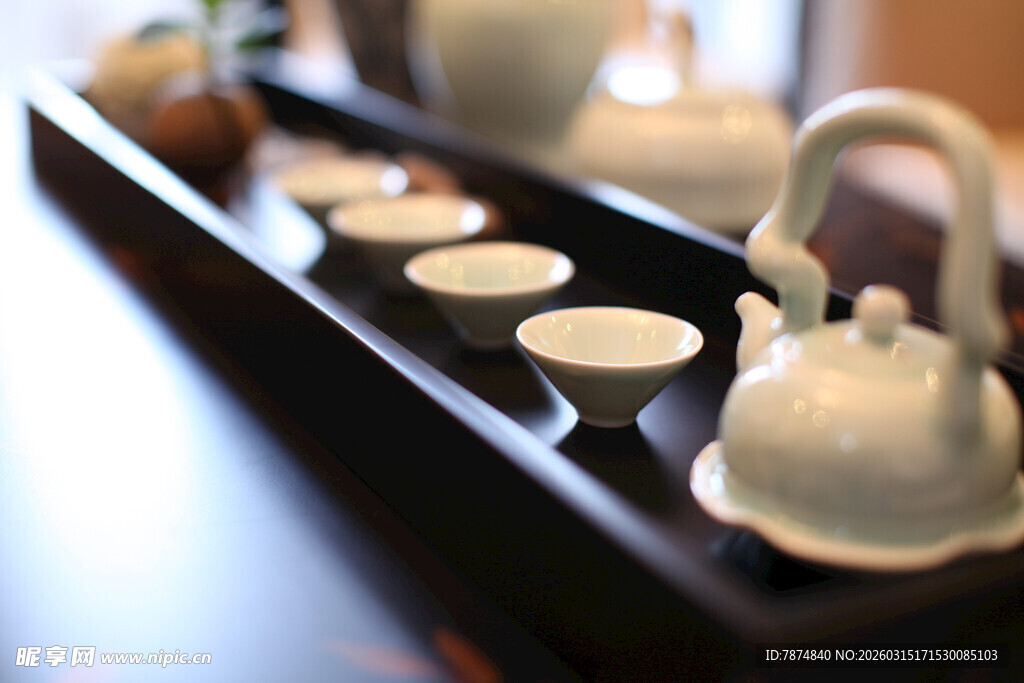 中式茶具摆放在古朴托盘上