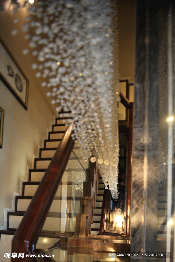 梦幻光影装点的复古楼梯