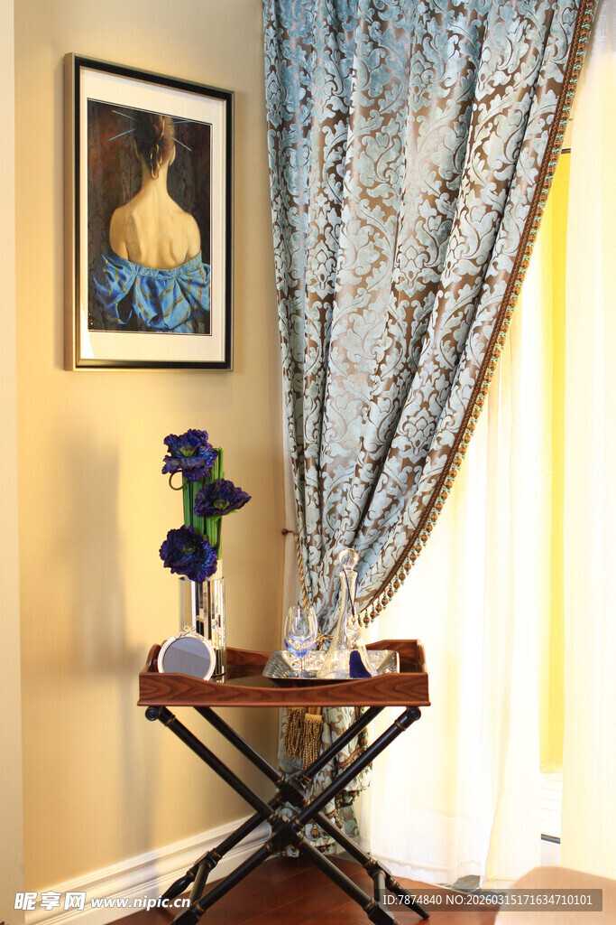 窗边精致小桌与装饰摆件