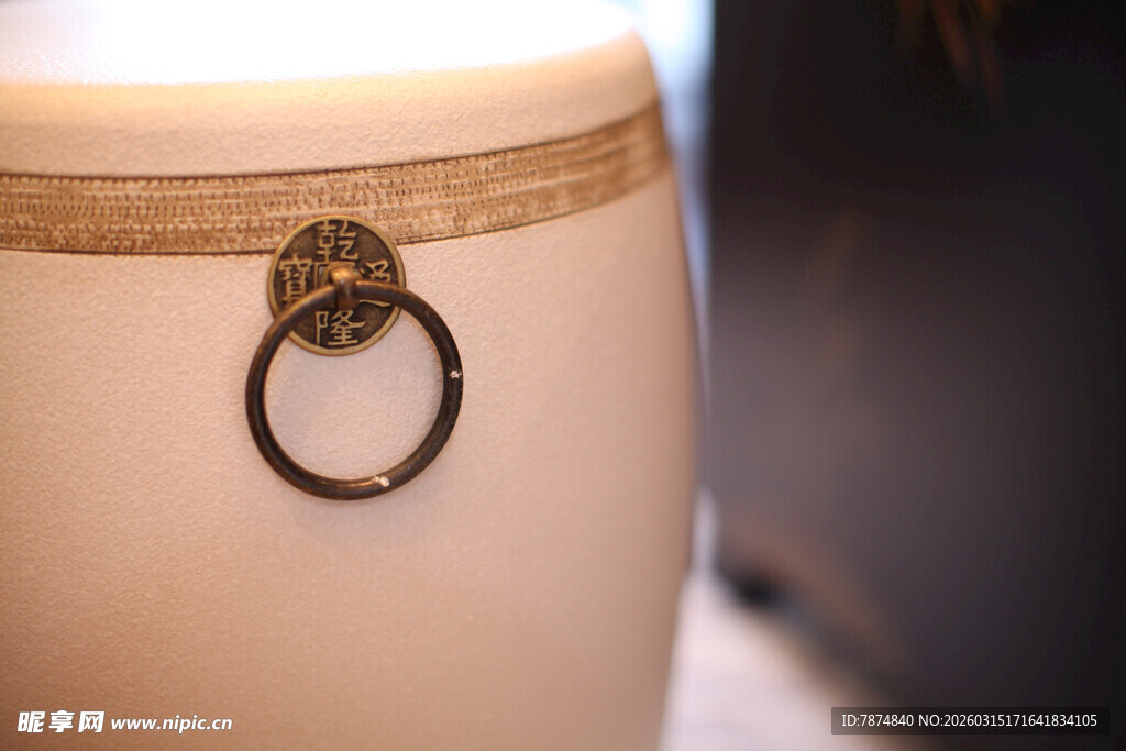 复古陶瓷罐上的金属提环