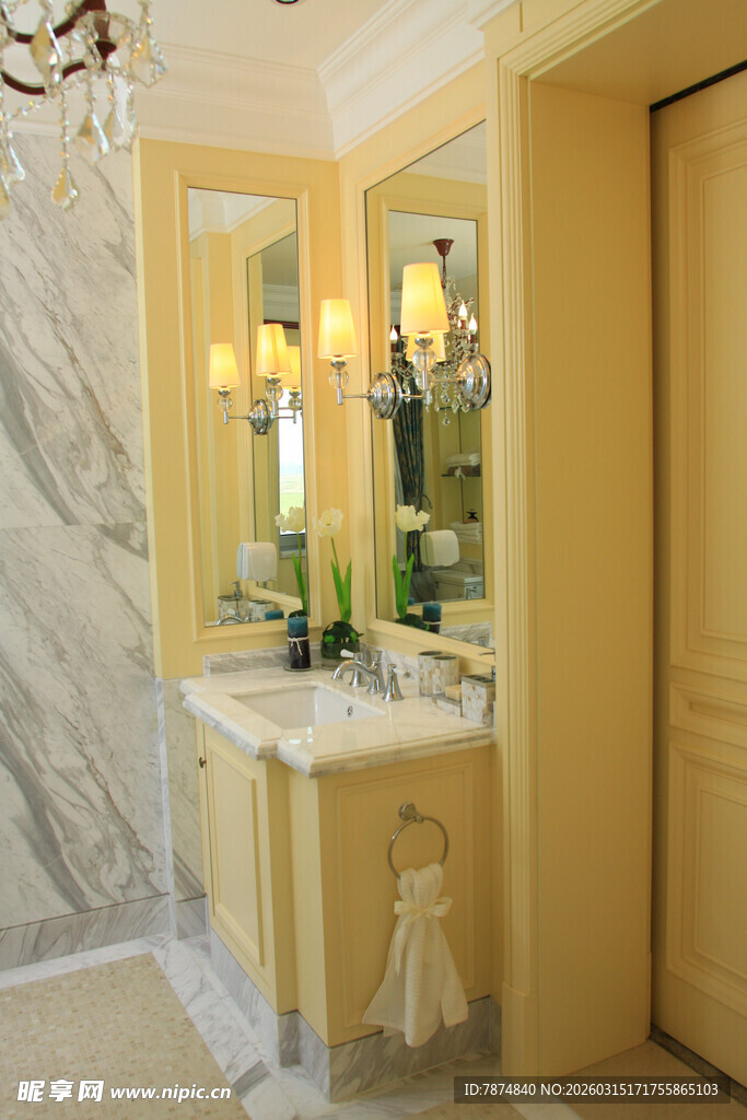 优雅黄色系现代风浴室