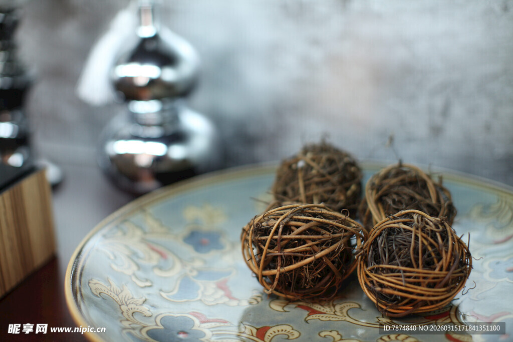 复古盘上的精致藤编球