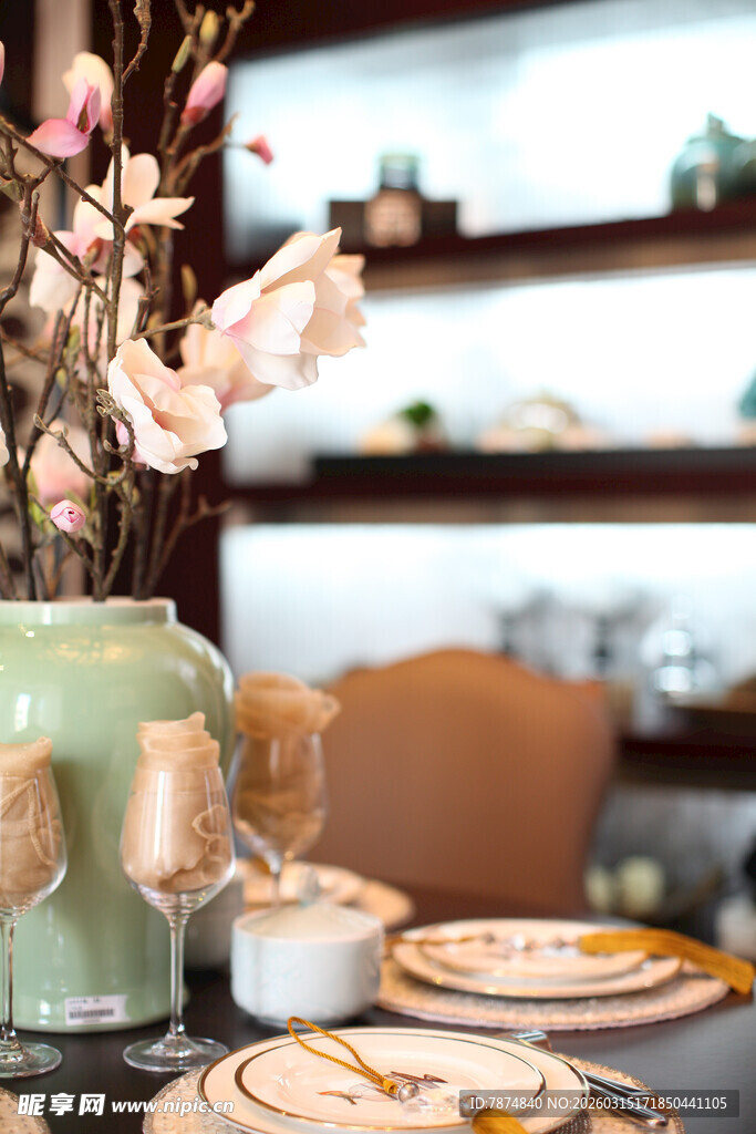 优雅餐桌布置与花卉装饰