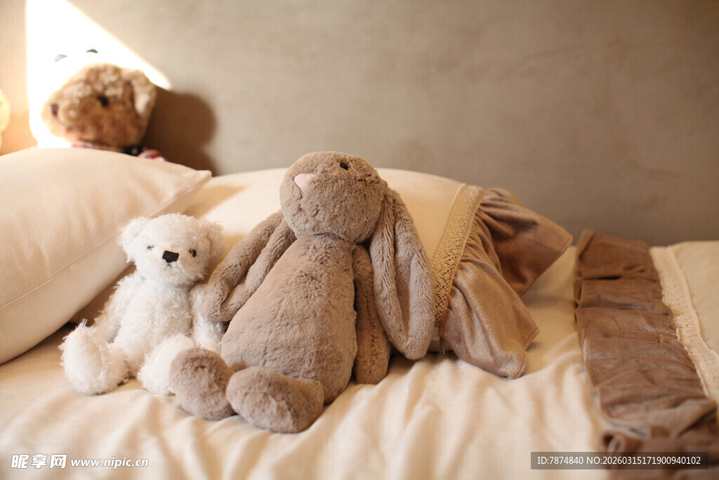 床上的毛绒玩具与小狗