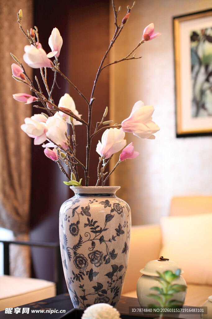 中式花瓶插枝粉色花卉