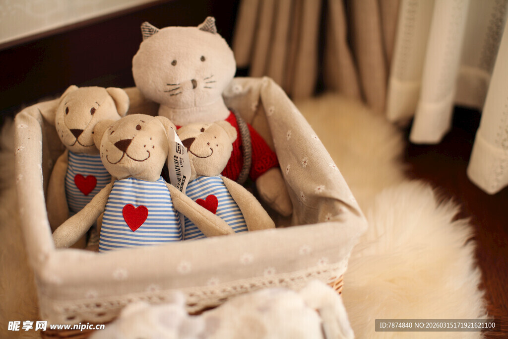 可爱毛绒玩具置于小筐中