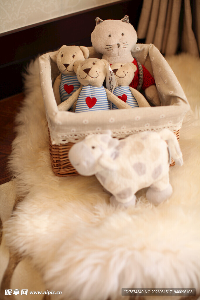 可爱毛绒玩具置于温馨篮中