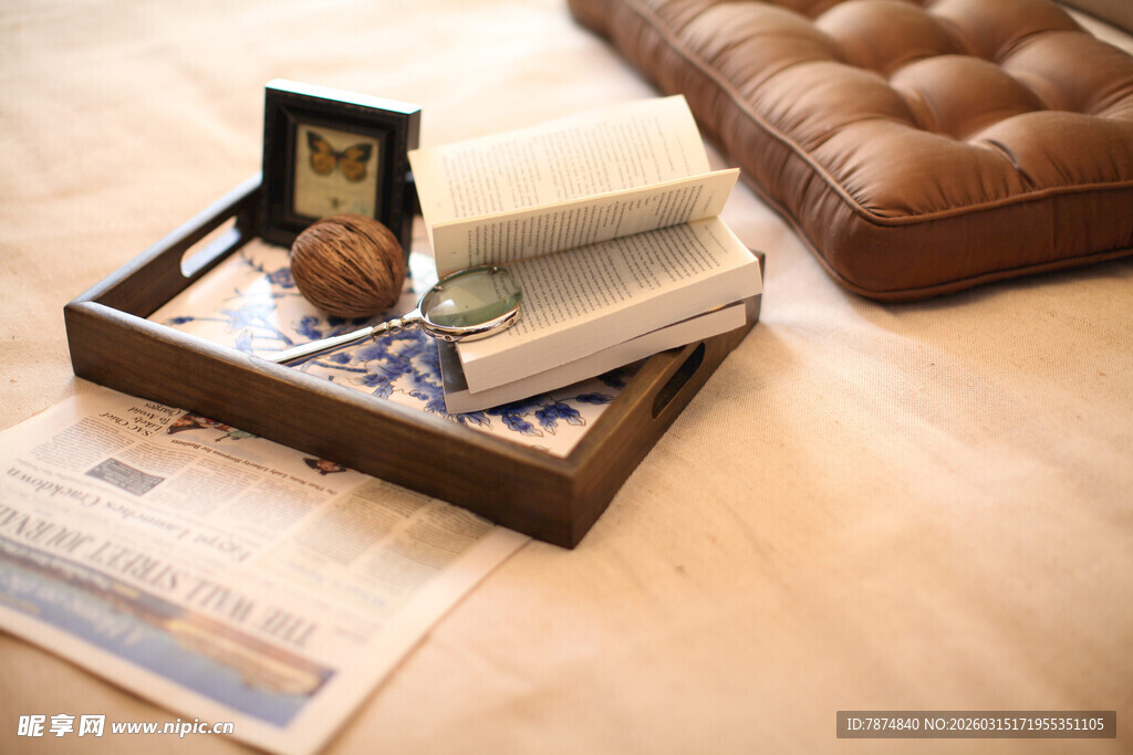 木质托盘上的生活小物