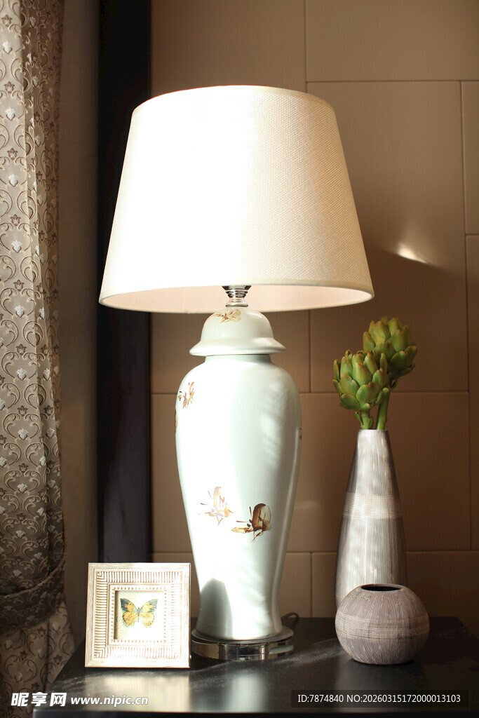 中式台灯摆设于雅致桌面